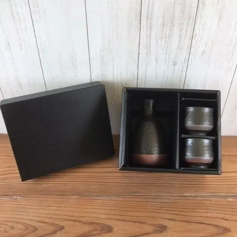 Neo Tokyo Japanese Sake Set tokkuri og kopper svart gaveboks
