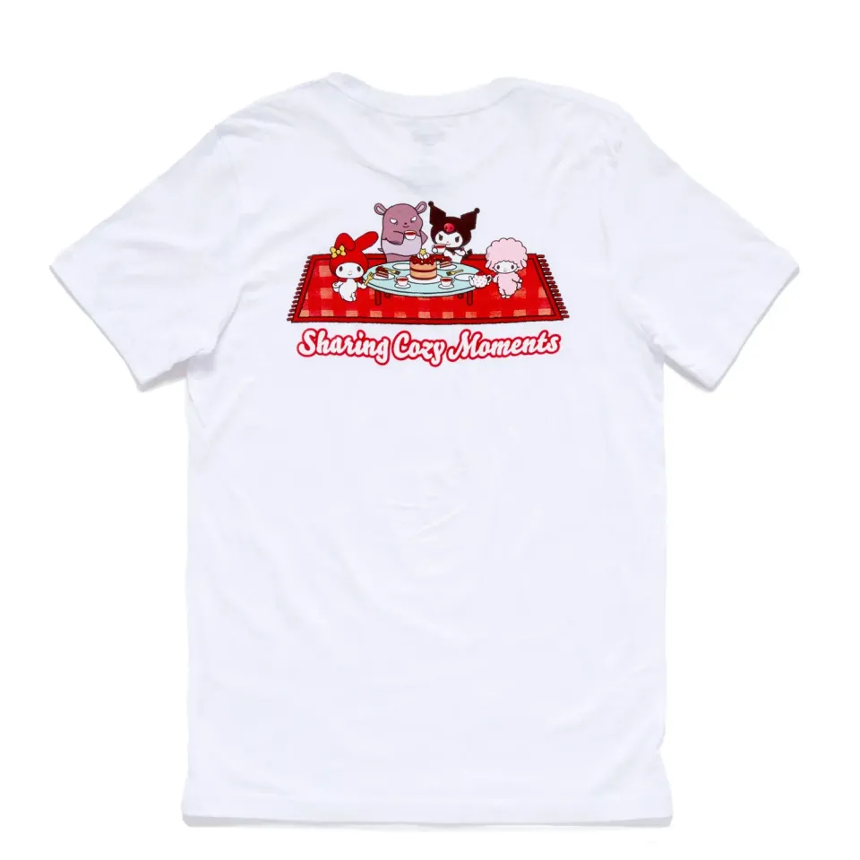Kuromi Adult Sharing Cozy Moments Tee T-skjorte hvit