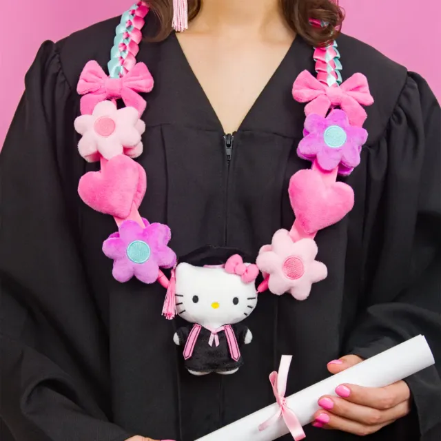 Hello Kitty 21" Graduation Mascot Plush Lei blomsterkrans