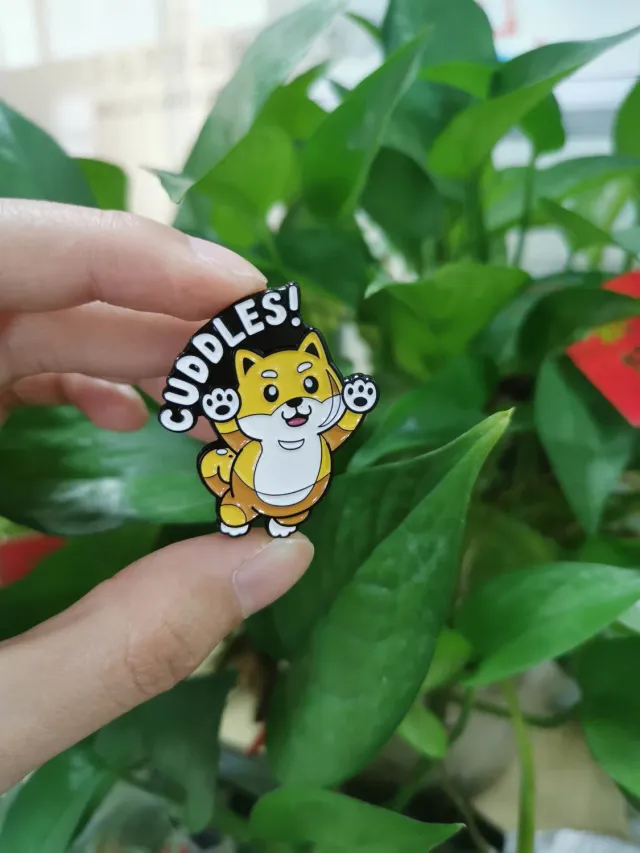 Anitaku Cuddles Pin emaljenål med shiba inu