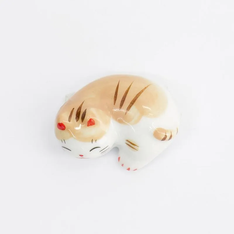 Neo Tokyo Relaxing Cat Brown spisepinnestøtte i porselen 5 cm